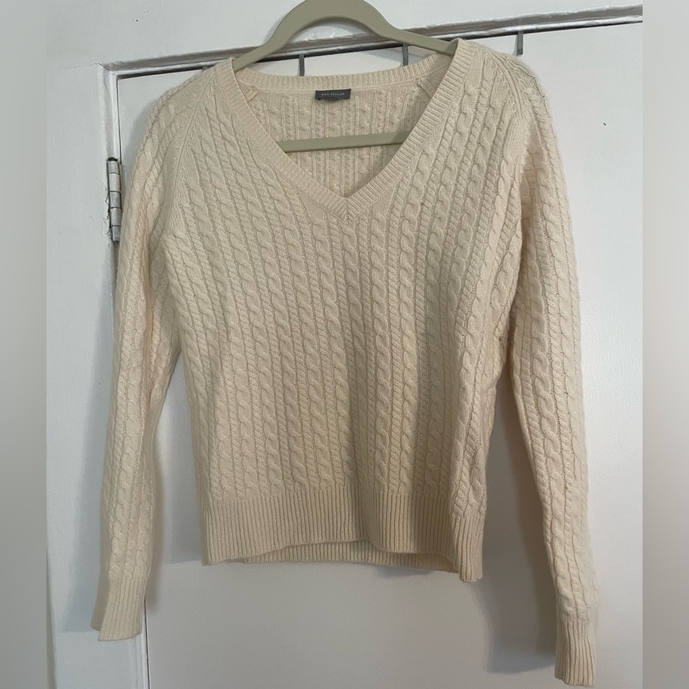 Ann Taylor Cream 100% cashmere V-Neck sweater size‎ small
